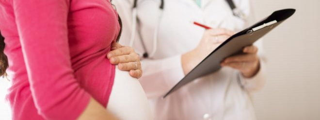 беременная женщина на консультации у врача