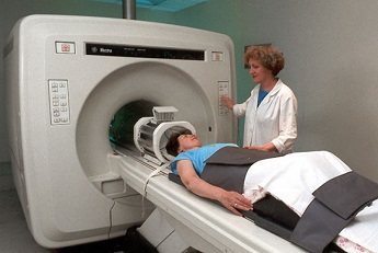 Делают ли МРТ и КТ при месячных, и не вредно ли это? pered-proceduroy-mrt