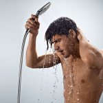 мужчина принимает душ