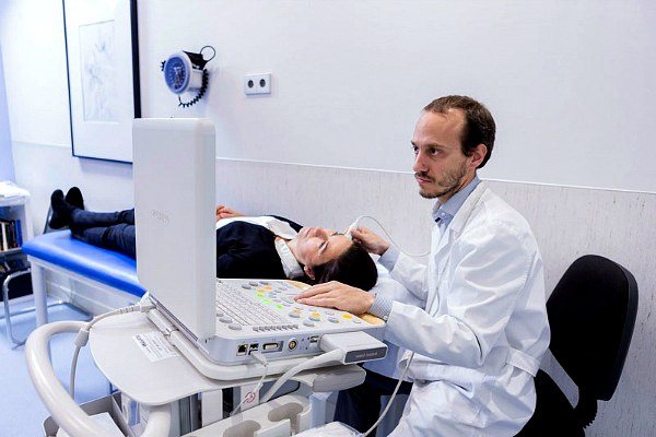 Пациент на транскраниальной допплерографии сосудов мозга