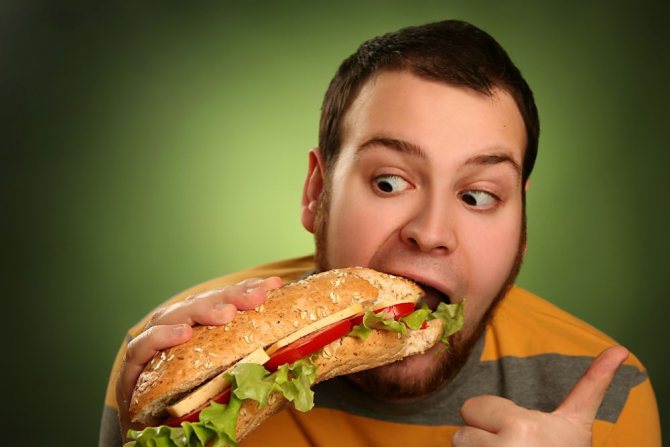 Употребление жирной нездоровой пищи