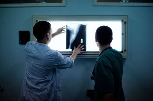 Врачи рассматривают готовые рентгенограммы